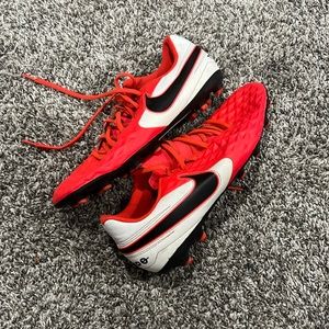 Size 9 men’s Nike tempo soccer cleats!